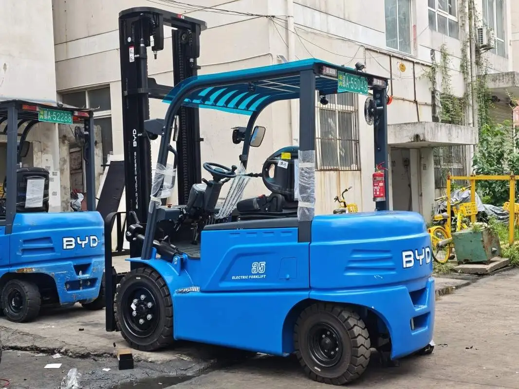 比亚迪堆垛式 AGV 仓储自动堆垛取货(图1) 比亚迪堆垛式 AGV 仓储自动堆垛取货(图1)